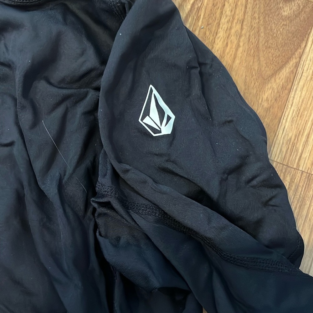 Volcom Rash Guard Rashguard  Black Long Sleeve Performance Shirt small S - Picture 5 of 7